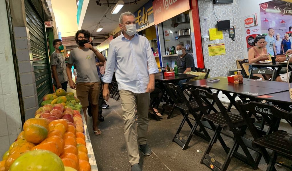 Sarto caminha em um corredor do Mercado São Sebastião